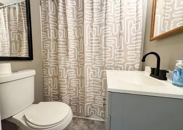 2 Stylish With 8 Beds And Parking Wifi Apartment *