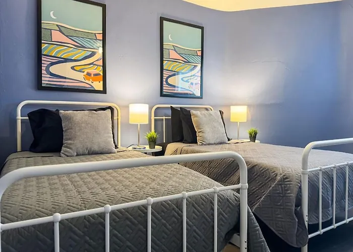 2 Stylish With 8 Beds And Parking Wifi Apartment *
