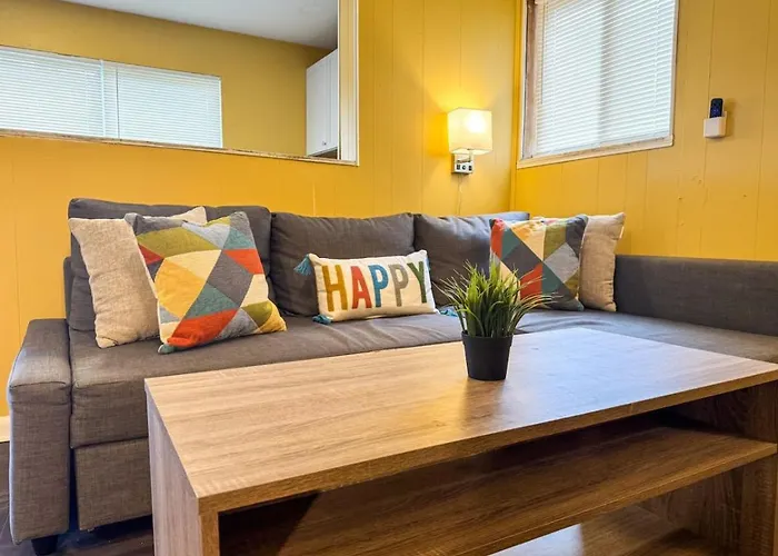 2 Stylish With 8 Beds And Parking Wifi